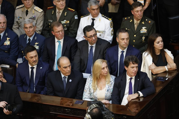 Karina Milei, Guillermo Francos y Oscar Zago permanecían serios ante las declaraciones del Presidente sobre la ley Ficha Limpia, en marzo. Foto Rodrigo Nespolo