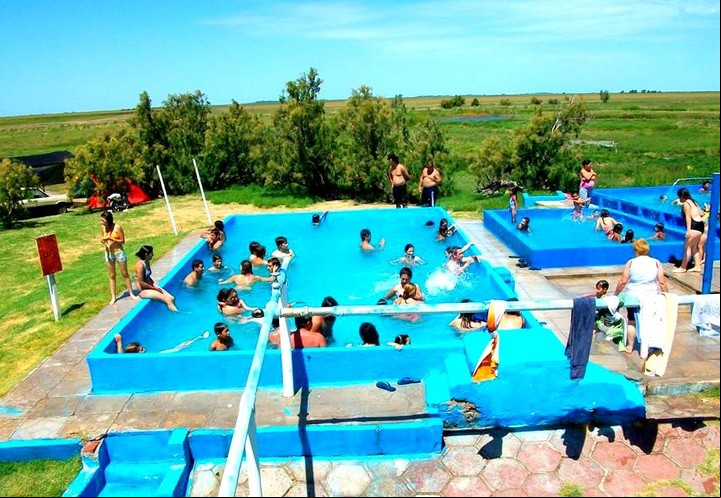 Pileta de agua termal en el paraje rural El Surgente, a 13 km de Vicuña Mackenna, Córdoba.