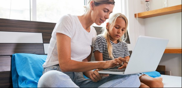 La inteligencia artificial en casa: 4 pasos básicos para que padres y madres puedan guiar a los chicos