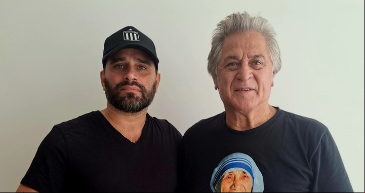 El Pato Fillol, arquero favorito de Javier Milei, con su hijo Sebastián, periodista de Télam.