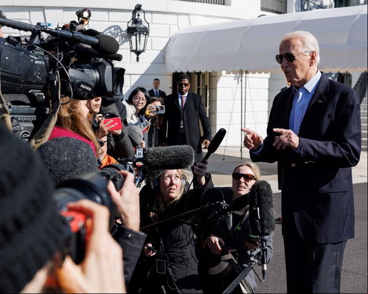 El presidente Biden luce sus características gafas de sol de aviador mientras habla con los periodistas a las puertas de la Casa Blanca el mes pasado. Foto Anna Rose Layden para The New York Times