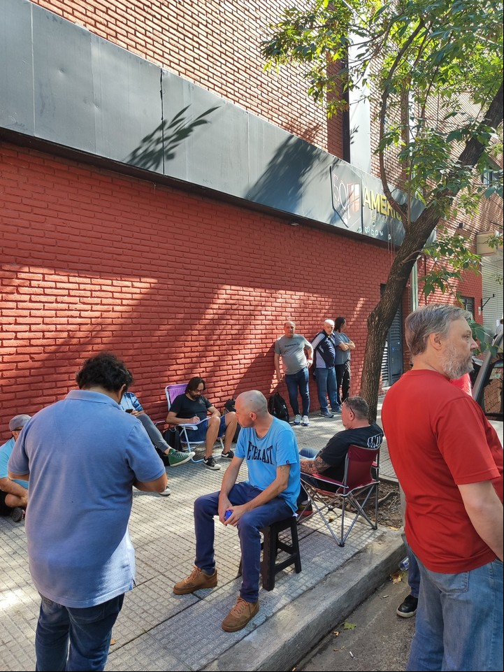 Cierre de puertas en América TV (X: Martín Delbono)