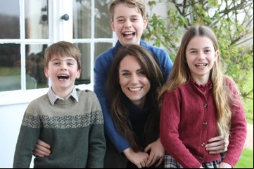 Kate Middleton, princesa de Gales, pidió disculpas por la "confusión" de la foto difundida tras su operación