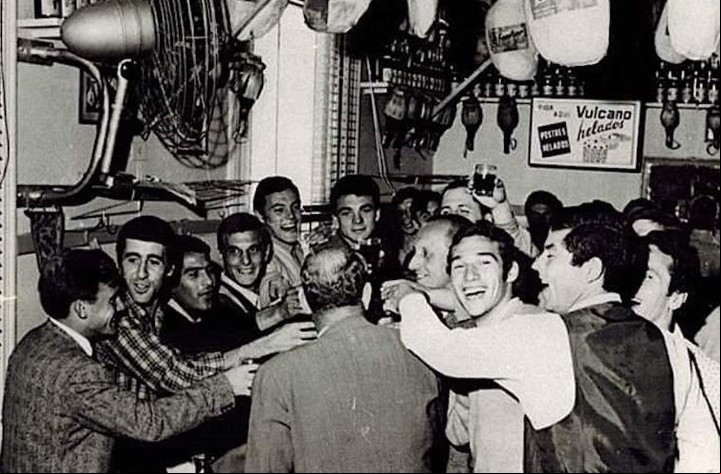 El plantel de Vélez Sarsfield celebrando en La cantina de David en 1968.