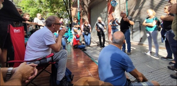 Sigue el conflicto en América TV: se retomó la programación, pero con cámaras robóticas, tramos grabados y equipo reducido