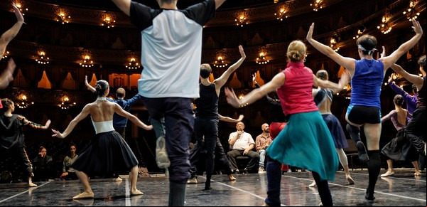 Con muñequitos sobre un tablero o con los bailarines en escena: cómo se inventa una coreografía