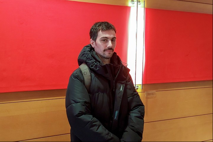 El cineasta argentino Francisco Lezama aspira a un Oso en la Berlinale con su filme "Un movimiento extraño", una "suerte de comedia de enredos triste" sobre la crisis económica en Argentina, con la que, además, rechaza el prejuicio muy extendido del cortometraje como "género de entrenamiento". En entrevista con EFE, el realizador explica que en su corto, que sitúa en 2019 en Buenos Aires, quería abordar lo que él sentía que era una crisis económica en Argentina, "atravesada por el ahorro en dólares". EFE/ Elena Garuz