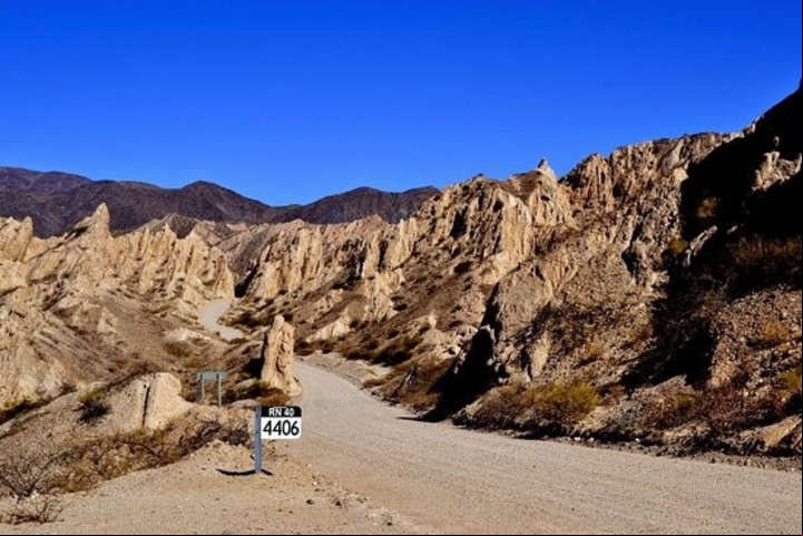 La ruta 40 en Salta, a mitad de camino de Molinos a Angastaco.