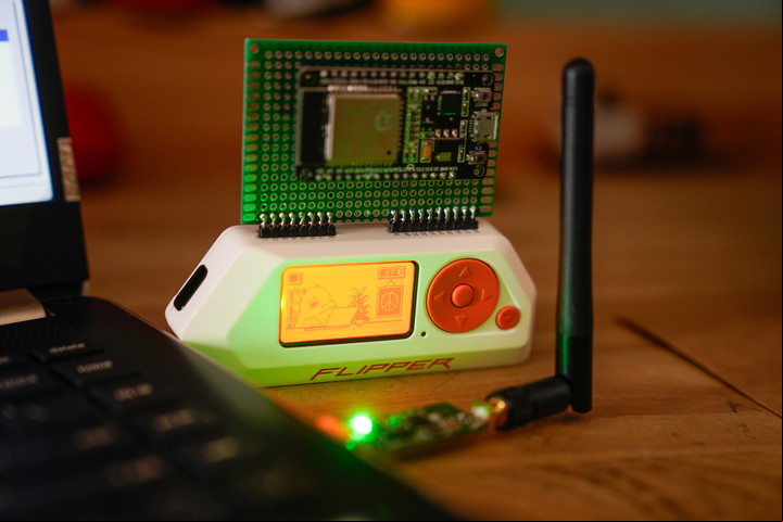 Flipper Zero con módulo ESP32 de fabricación casera y un módulo USB-Bluetooth de Nordic Foto: Fernando de la Orden