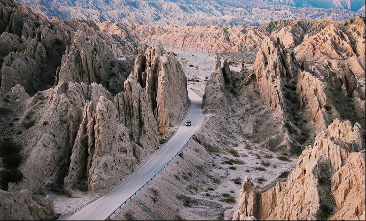 Un tramo muy angosto de la ruta 40, en medio del Monumento Natural Angastaco, en Salta. Foto: Dirección de Turismo de Angastaco.