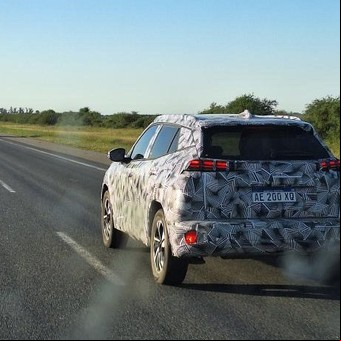 Cazado en plena prueba: cómo es el nuevo 2008, el SUV que Peugeot fabricará este año en la Argentina 