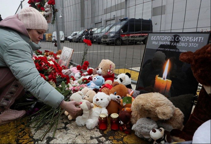 Los rusos convirtieron al Teatro Crocus City Hall en un memorial a cielo abierto. Foto: EFE