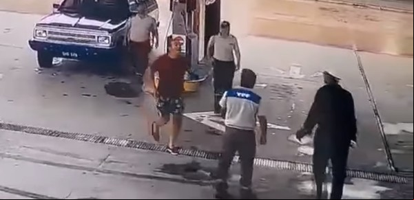 No le cargaron gas porque tenía la oblea vencida, se fue, la renovó y volvió para atacar a piñas al playero