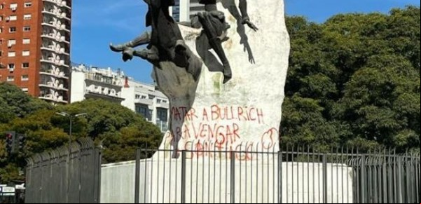"Matar a Bullrich para vengar a Santiago", la pintada amenazante contra la ministra de Seguridad en una estatua sobre la 9 de Julio