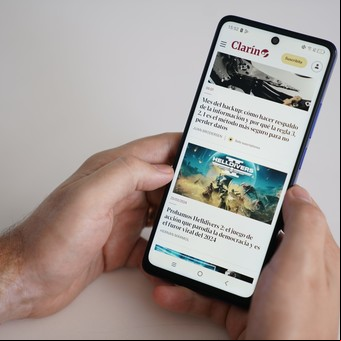 Cómo es el celular con pantalla "tipo papel" que imita a los libros electrónicos y ya se vende en Argentina