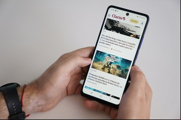 Cómo es el celular con pantalla "tipo papel" que imita a los libros electrónicos y ya se vende en Argentina