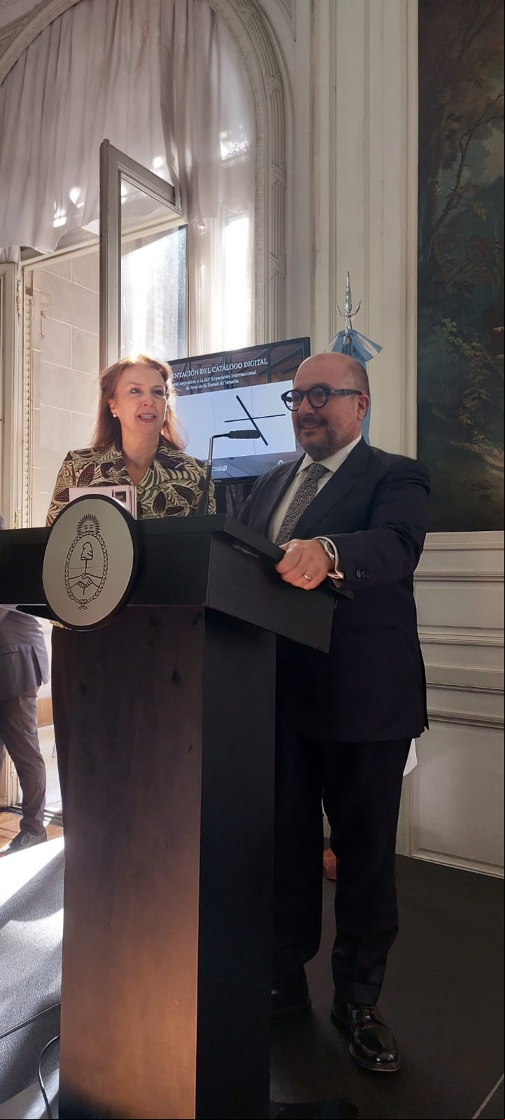 La canciller, Diana Mondino, encabezó el acto de presentación. El ministro de Cultura italiano Gennaro Sangiuliano estuvo presente. Foto: Archivo Clarín