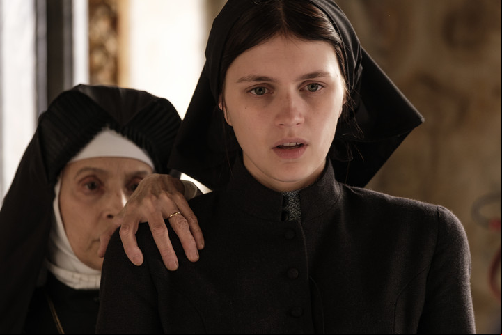 Nell Tiger Free protagoniza la precuela de "La profecía", una de las películas más importantes del cine de terror. Foto: Disney