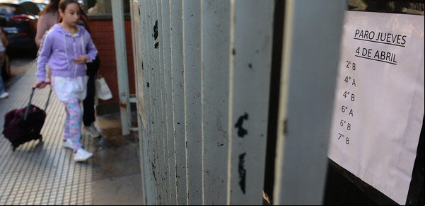 Paro docente: los chicos que "rebotaron" en la puerta de la escuela