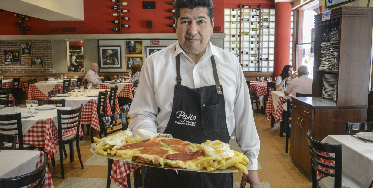En Microcentro, un bodegón de 75 años favorito de artistas y ex presidentes con diez variedades de milanesas