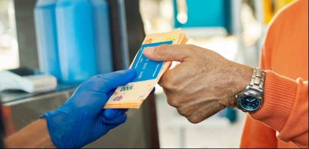 Suben las comisiones en los bancos para sacar plata del cajero: ¿cómo se puede retirar efectivo sin costo?