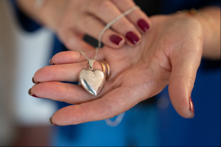 El relicario de Silvia Freire con las cenizas de su marido. Foto: Fernando de la Orden