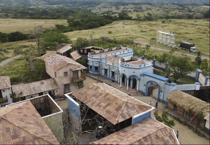 Vista aérea del cuarto Macondo construido. En celeste y blanco, la escuela. Foto: Netflix.