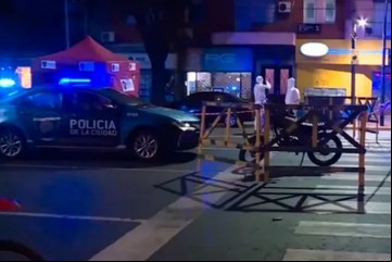 Murió un motociclista que resbaló con una mancha de aceite en la calle y lo atropelló un camión de basura