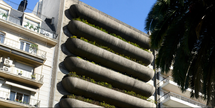 Balcones jardineros en el edificio de la Embajada de Brasil. Brutalismo tardío de Olavo Redig do Campos. Foto Luciano Thieberger