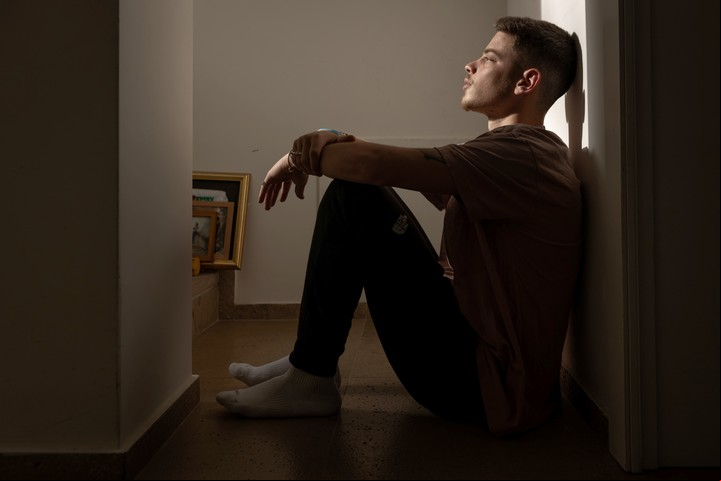 "Todos nos encontrábamos en un estado emocional exacerbado, lo que nos hizo aún más vulnerables cuando comenzó el ataque", declaró Tal Avneri, de 18 años. Foto Avishag Shaar-Yashuv para The New York Times