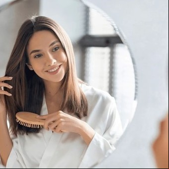 Qué significa tocarse mucho el cabello, según la psicología