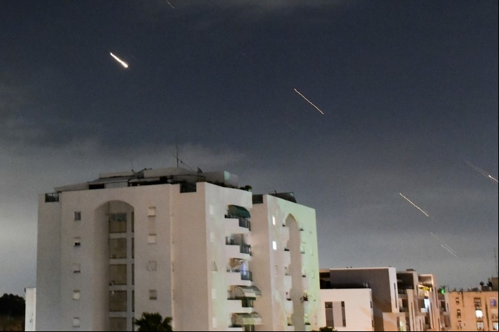 La batería antiaérea de la Cúpula de Hierro de Israel, en funcionamiento contra el ataque de Irán. Foto AP