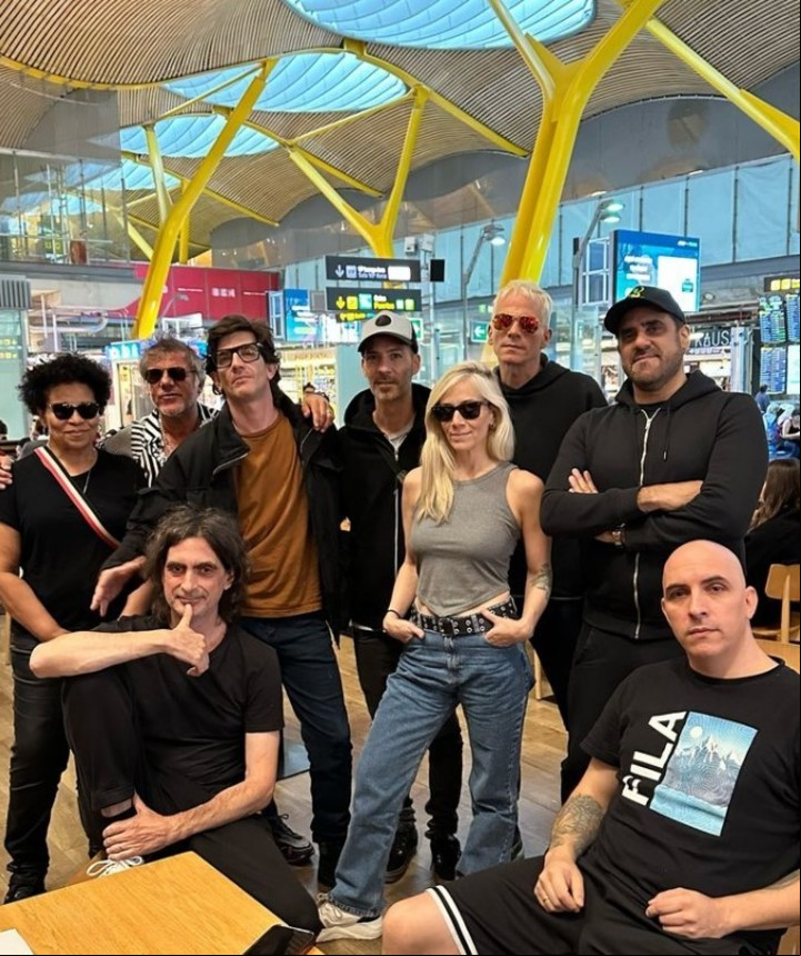 Los Fundamentalistas del Aire Acondicionado: Gaspar Benegas, Baltasar Comotto, Pablo Sbaraglia, Fernando Nalé, Ramiro López Naguil, Sergio Colombo, Miguel Ángel Tallarita, Déborah Dixon y Luciana Palacios. Foto de prensa