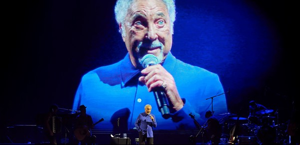 Tom Jones, a los 83 años en el Movistar Arena: Un hombre decidido a no parar nunca