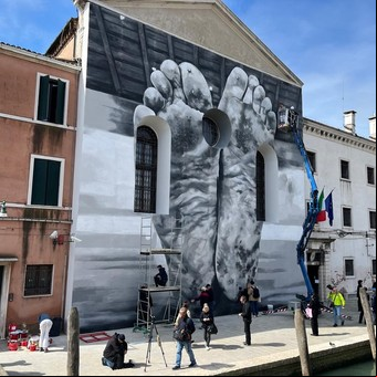 El Vaticano hace visible en Venecia lo que la sociedad esconde tras los muros