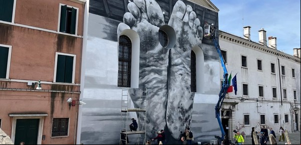 El Vaticano hace visible en Venecia lo que la sociedad esconde tras los muros