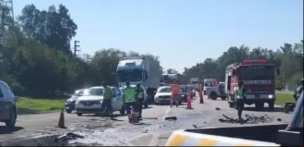 Un camión se cruzó de carril, chocó varios autos y terminó incrustado en una parrilla en la Ruta 2: hay un muerto