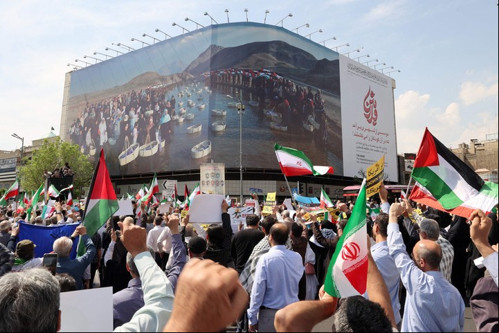 Manifestantes iraníes con banderas palestinas y de Irán, en una marcha contra Israel en Teherán, este viernes. Foto: AFP