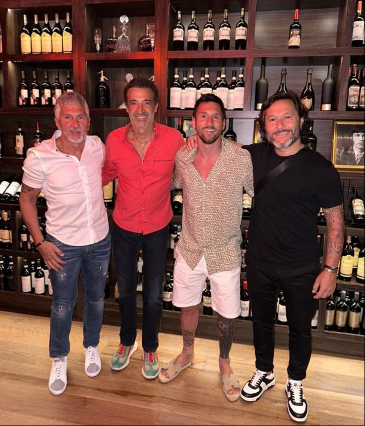 Gerardo junto a Diego Torres y  la familia Messi. Foto: Gerardo Cea.
