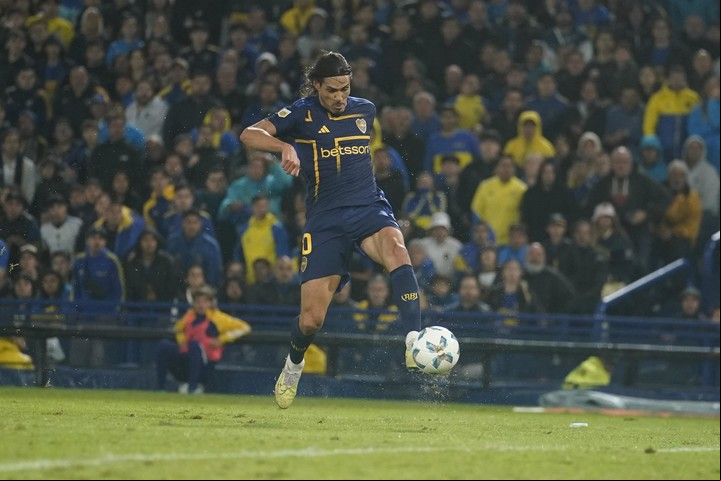 Vigencia y clase. Cavani rompió la racha y lleva ocho goles en sus últimos ocho partidos. Foto: Fernando de la Orden.