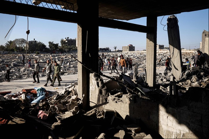 Ruinas en Rafah, en el sur de la Franja de Gaza, tras un bombardeo de Israel, este sábado. Foto: AFP