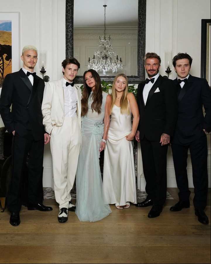 Victoria Beckham y David junto a sus hijos Brooklyn, Romeo, Cruz y Harper.