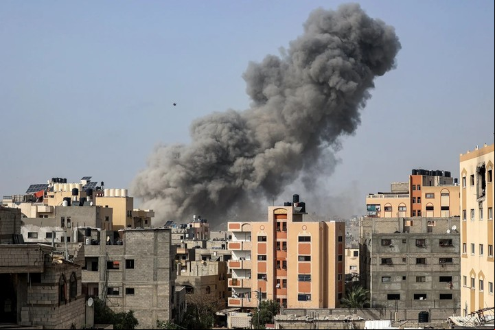 Bombardeo israelí en la ciudad de Gaza el jueves. La guerra se ha asentado en un patrón de escaramuzas mortales y ataques aéreos. Foto Agence -Presse - Getty Images