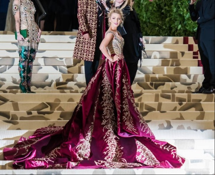 Blake Lively resplandeciente en Versace. Foto: Getty Images.