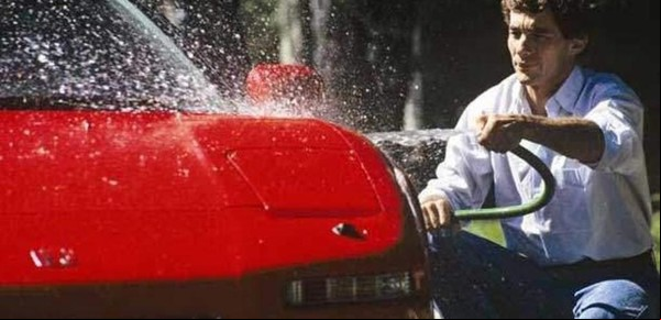 Venden el auto de Ayrton Senna que inmortalizó con un magistral manejo a “punta y taco” en mocasines