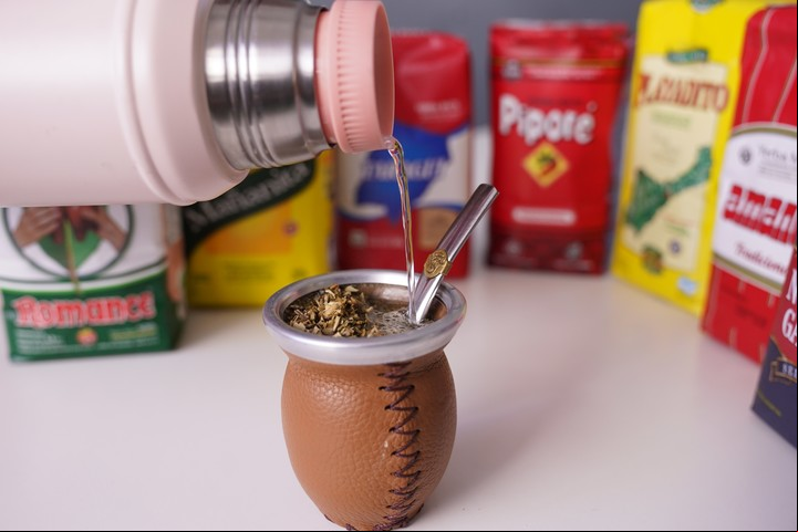 La montañita de yerba seca se debe comparar con la yerba húmeda. Foto Juano Tesone