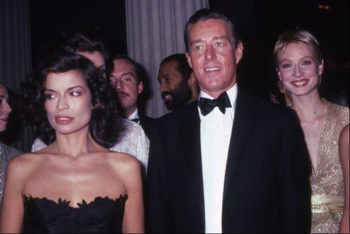 Bianca Jagger en un clásico vestido de escote negro para la MET. Foto: Getty Images.
