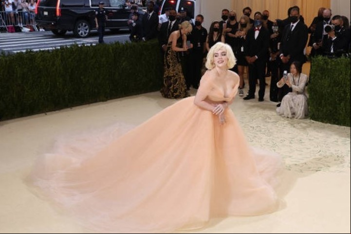 Billie Eilish en Oscar de la Renta. Foto: Getty Images.