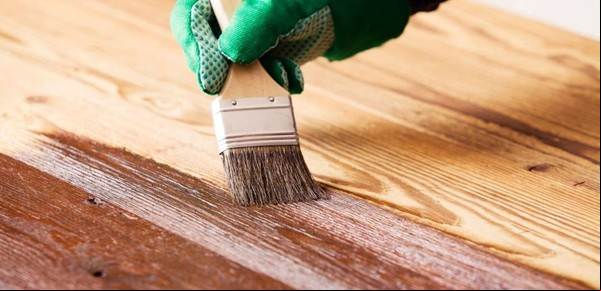 ¿Cuál es la diferencia entre un barniz y un protector de madera?