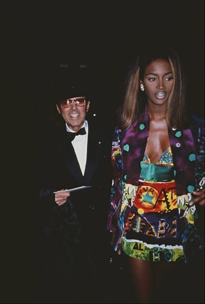 Naomi Campbell con un vestido multicolor Versace. Foto: Getty Images.